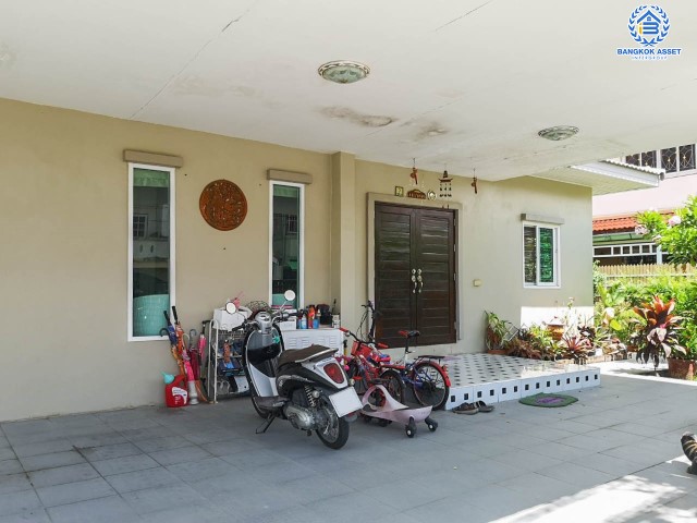 *****บ้านแฝดมือสองย่านสมุทรปราการ ม.สยามนิเวศน์1 ประชาอุทิศ เนื้อที่กว้างขวางมากถึง 92 ตร.ว. ฟังก์ชัน 4 ห้องนอน 3 ห้องน้ำ ที่จอดรถ 2 คัน บ้านสไตล์โมเดิร์น ภายใต้บรรยากาศเงียบสงบ โครงการตั้งบนทำเลแห่งการเดินทาง ใกล้รถไฟฟ้าสายสีม่วงใต้(สายอนาคต) "สถานีครุใน" และจุดขึ้นทางด่วน "กาญจนาภาเษกฯ"